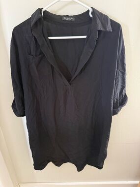 Women’s black flowy top